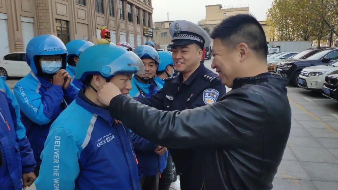 开展“戴头盔 安全行”劝导日活动|警企联动 | 活动