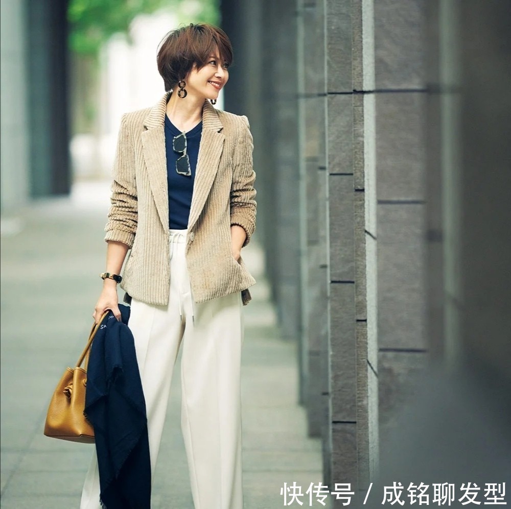 小西装|四十多岁的女人,选择外套记住这“三不要”,容易显胖又没气质