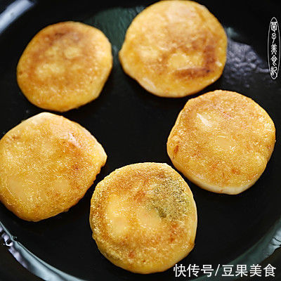 #健康甜蜜烘焙料理#?红豆沙地瓜饼?