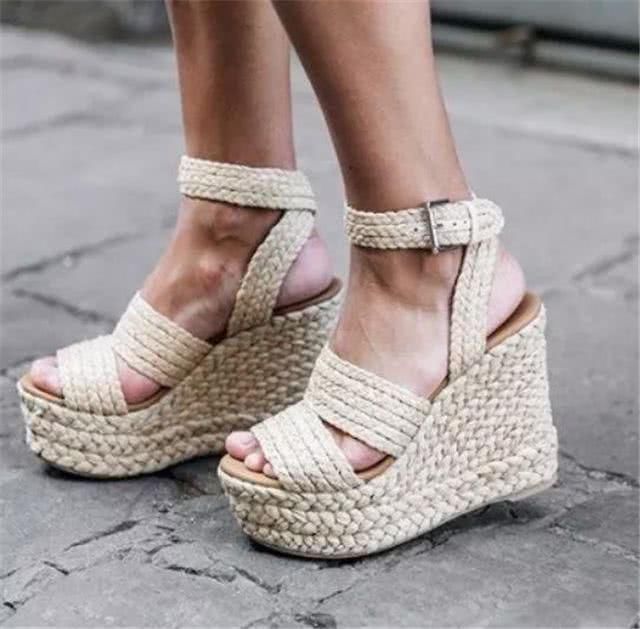 出门|30+女人出门少穿这3双鞋,被人说“装嫩”?试试另外3双鞋更洋气