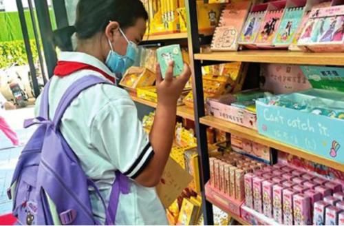 中小学生|中小学生痴迷“抽盲盒”，高价买回普通文具，多地开始整治行动