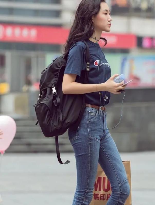 时尚|长发披肩的小姐姐,一条白色的连衣裙,尽显时尚风采