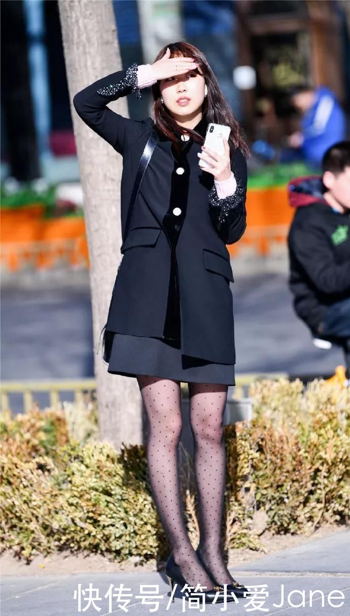 女神脚上踩着一双尖头的高跟鞋,让她看起来更加的有女人味