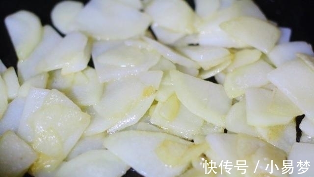 炒土豆丝|土豆别再炒土豆丝了，这种做法才是孩子最爱的，炒一盘都不够吃