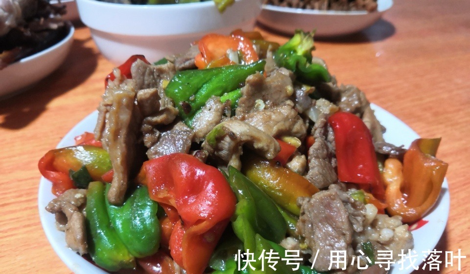 宝妈|一家三口自驾回内蒙，第一餐8道菜，朋友可不敢吃，怕胖！
