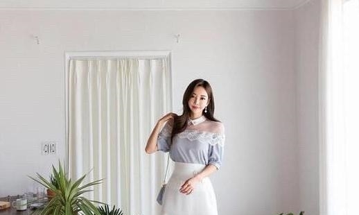 时尚|孙允珠展示两款拼接A字连衣裙,简单好穿的款式轻松穿出优美感