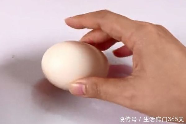 这是我见过最快剥鸡蛋的方法，3秒轻松剥出完整鸡蛋，太方便了