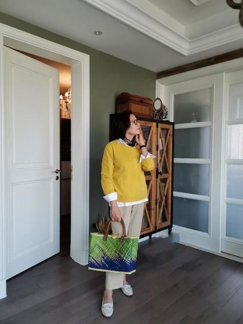 60多岁的女人，开春少穿修身裤+卫衣，九分裤+衬衫时髦又优雅