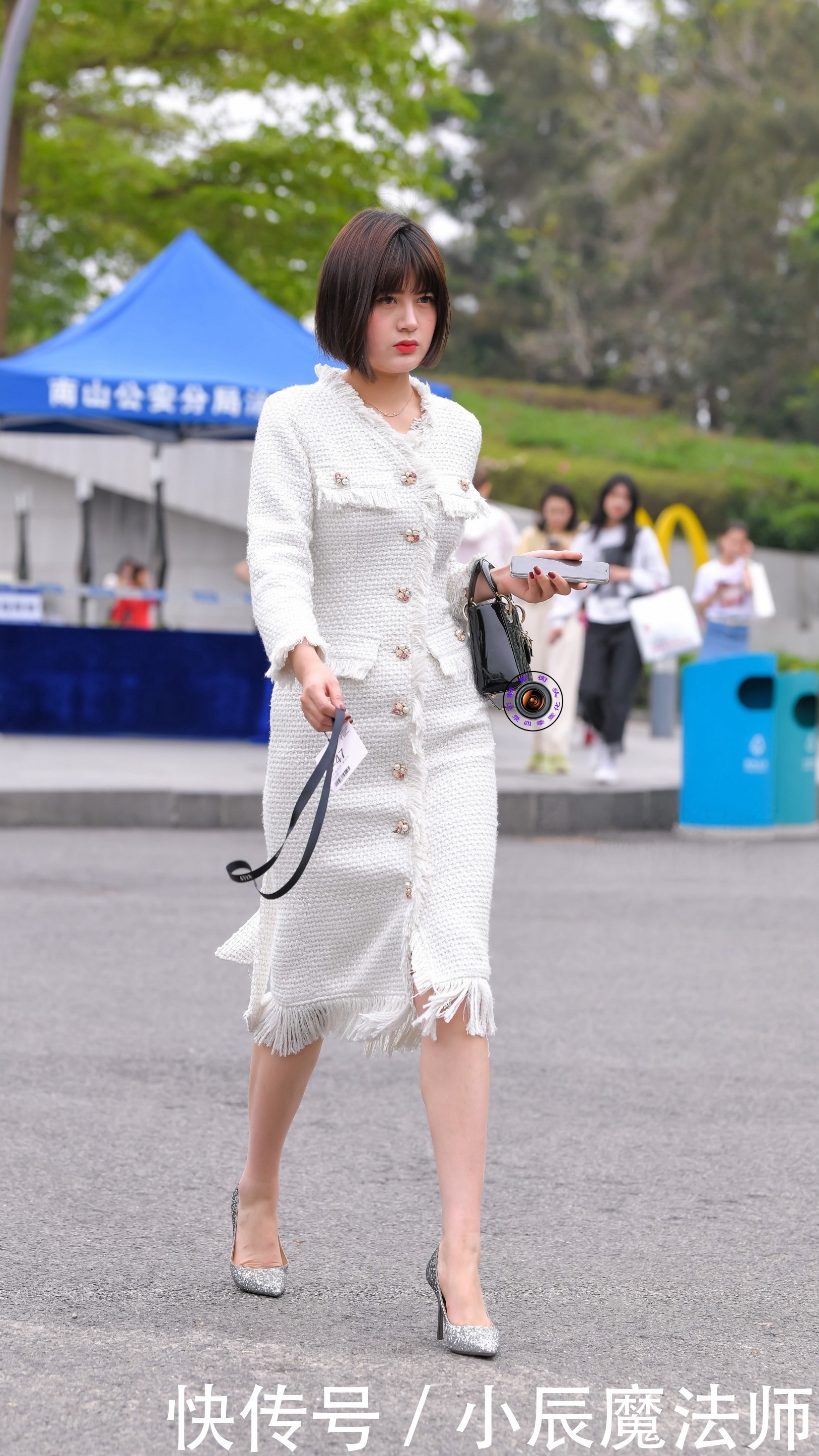 时节|初冬时节,粗花呢连衣裙搭配尖头细跟鞋,时髦保暖穿出气质美