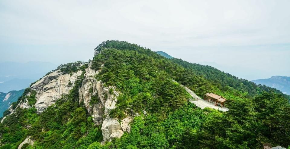 看奇峰怪石都是“三分像，七分想”，大别山腹地的天堂寨恰恰相反