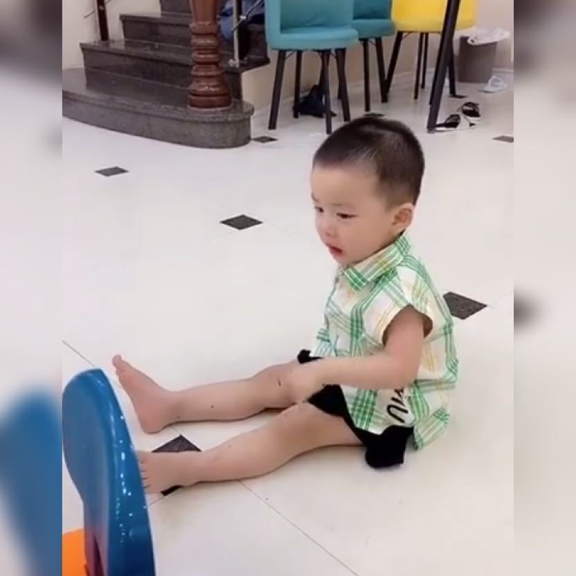 小男孩儿|姐姐喂弟弟“强制性”喝药，弟弟惊恐的眼神笑翻网友一物降一物