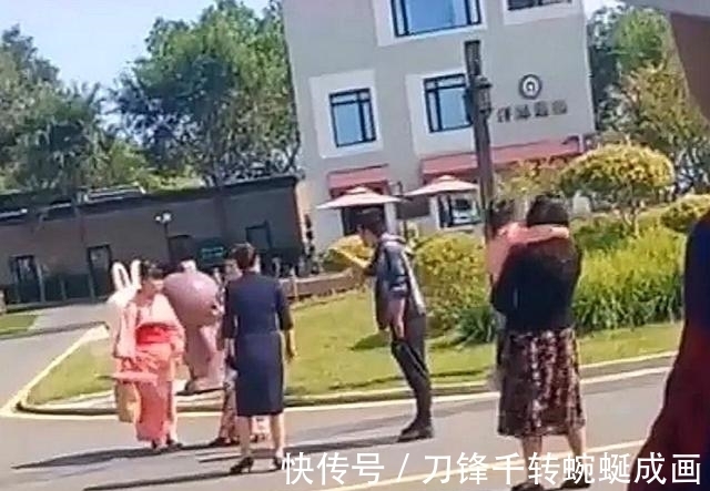 游客|军事重地两女游客穿和服拍照，男子怒斥阻止，获得网友点赞