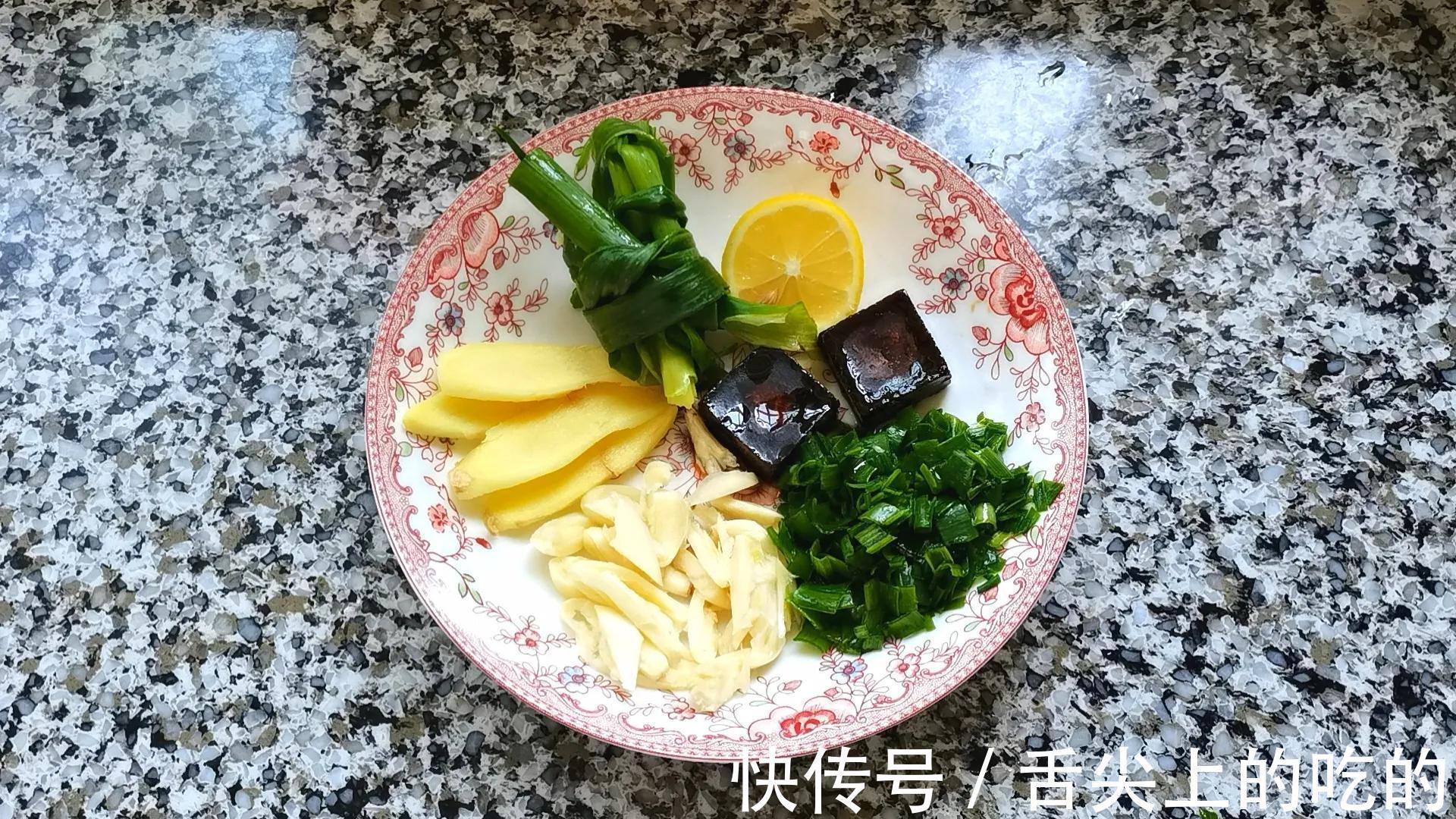 家常|翅根焖土豆,好吃到舔手指,简单的家常小炒,上桌就被抢光了