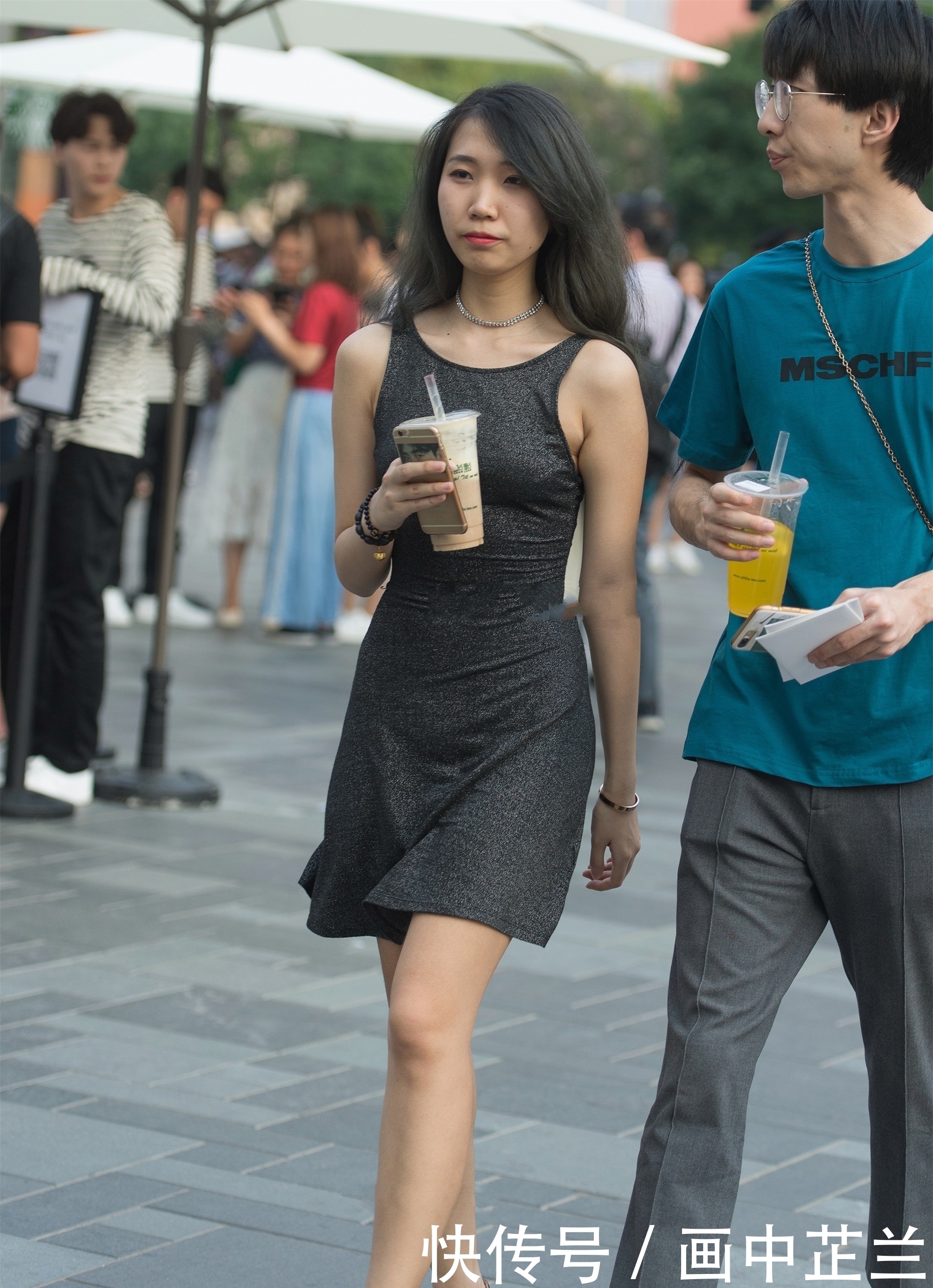 灰黑色连衣裙，展现女性魅力，时尚清爽