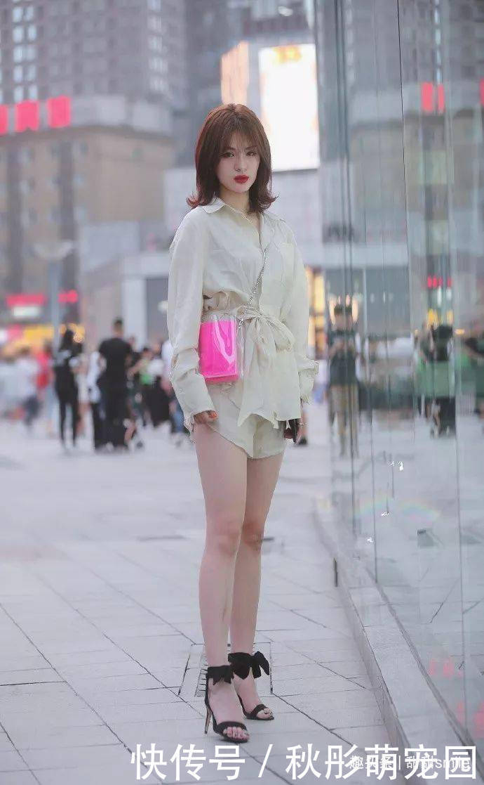 尖头高跟鞋 美女一双白色的尖头高跟鞋穿搭在脚上,走出迷人的姿态