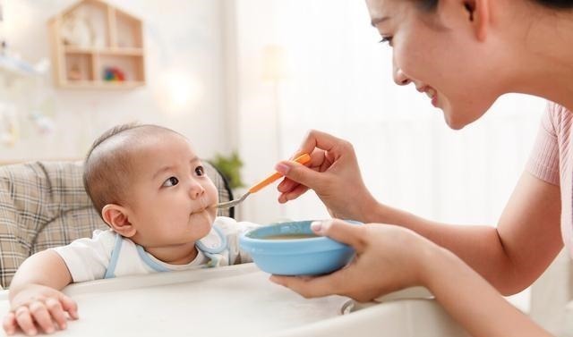 辅食|一岁前是孩子飞速成长期，四件事是拔苗助长，家长别急着让娃做