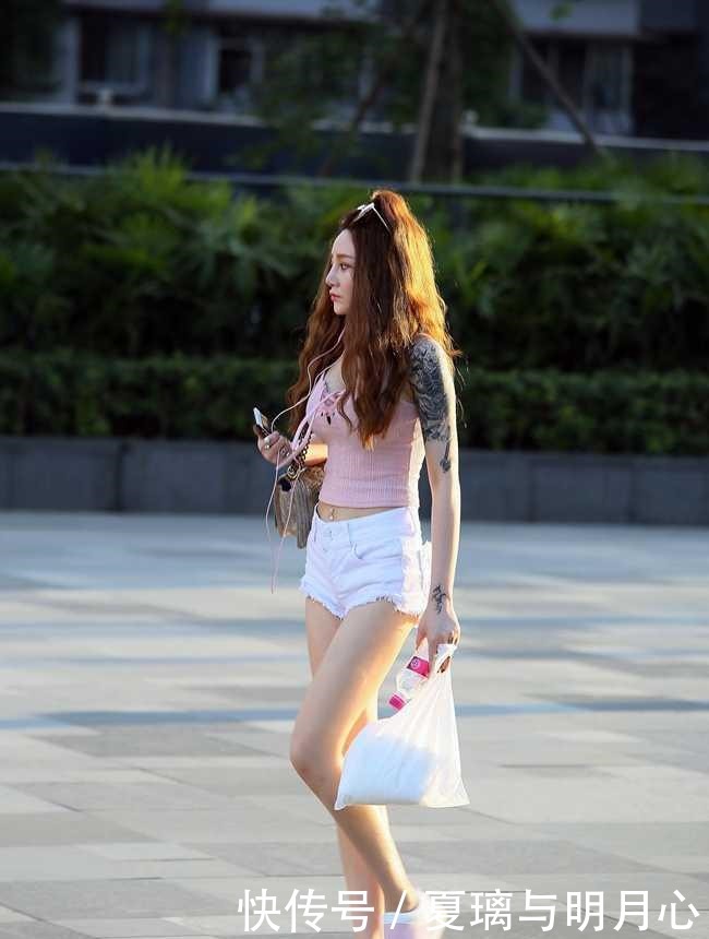 从头发就可以看得出,姑娘是“葬爱家族”成员!