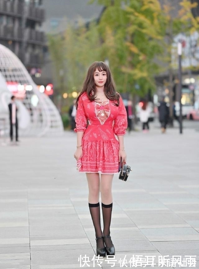 丝绒 小姐姐穿黑色的修身打底衫,显得更富有优雅女人味了