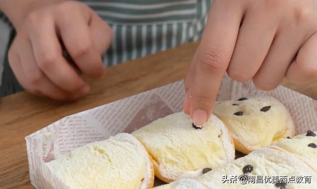 轻轻软软像在捏了朵云，一口下去奶香、醇苦、香甜、微酸