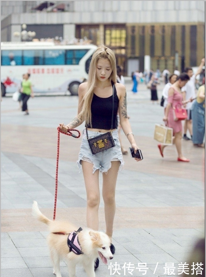 起舞|街拍:小姐姐身穿一件黑色吊带连衣裙,裙摆随风起舞