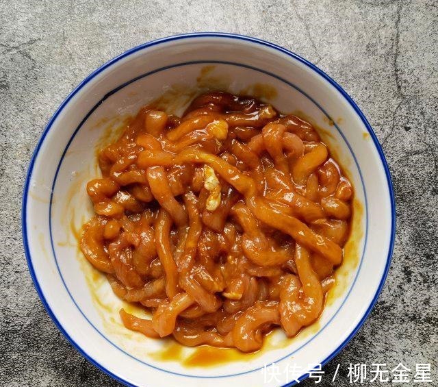 芹菜|芹菜肉丝蒸卤面,肉丝香嫩,芹菜色泽漂亮!