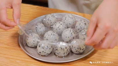 面粉里加1碗黑芝麻!1次能做十多个,包子也没有它香