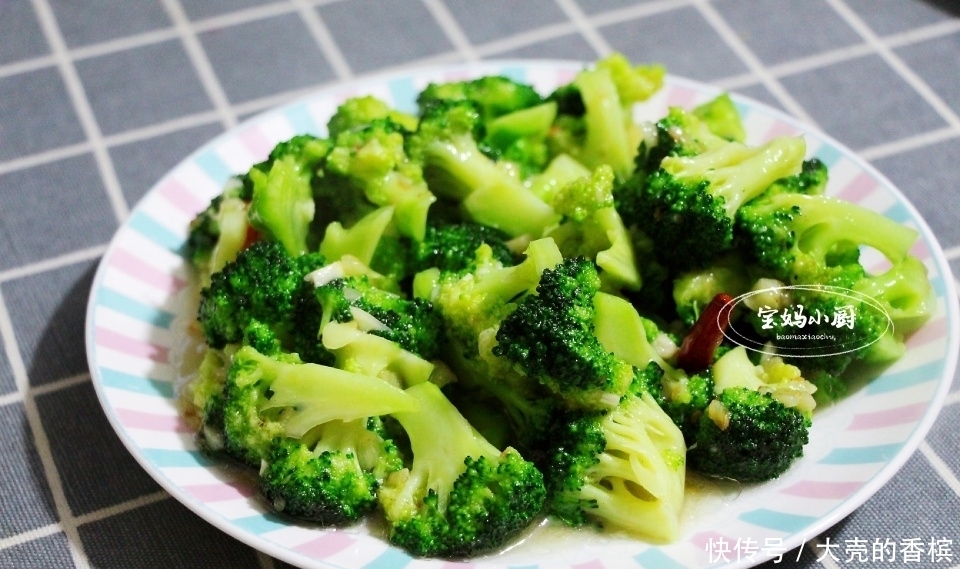 一家三口早餐,用了30分钟,营养十几种,网友:比我家午餐都丰盛