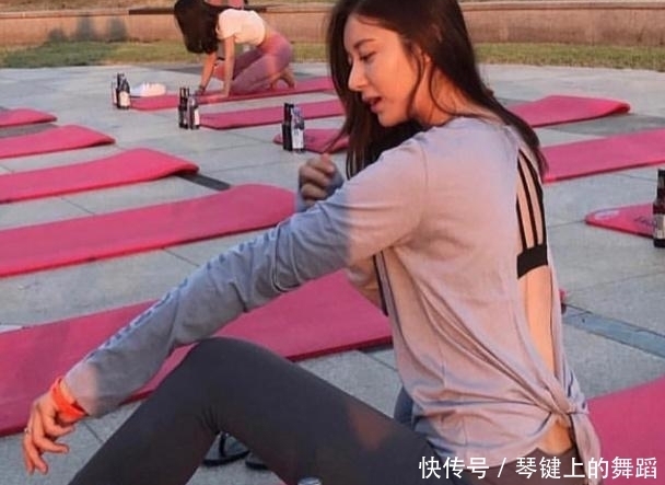 打底裤就像我们的导师,时刻督促我们,多往健身房跑