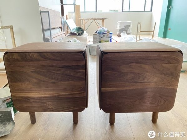 装修|实木盲盒:黑胡桃床和床头柜