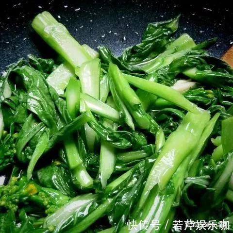 发黄|炒菜心时，牢记“1干1浇”的窍门，菜心鲜绿无比，爽脆还不发黄