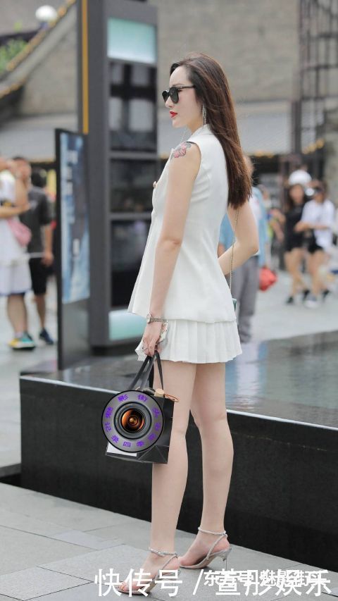 无袖西装加百褶短裙，搭配水晶高跟凉鞋，展现知性优雅的时尚气质