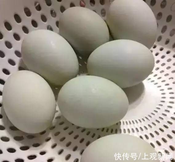用保鲜膜腌咸鸭蛋？太奇妙了