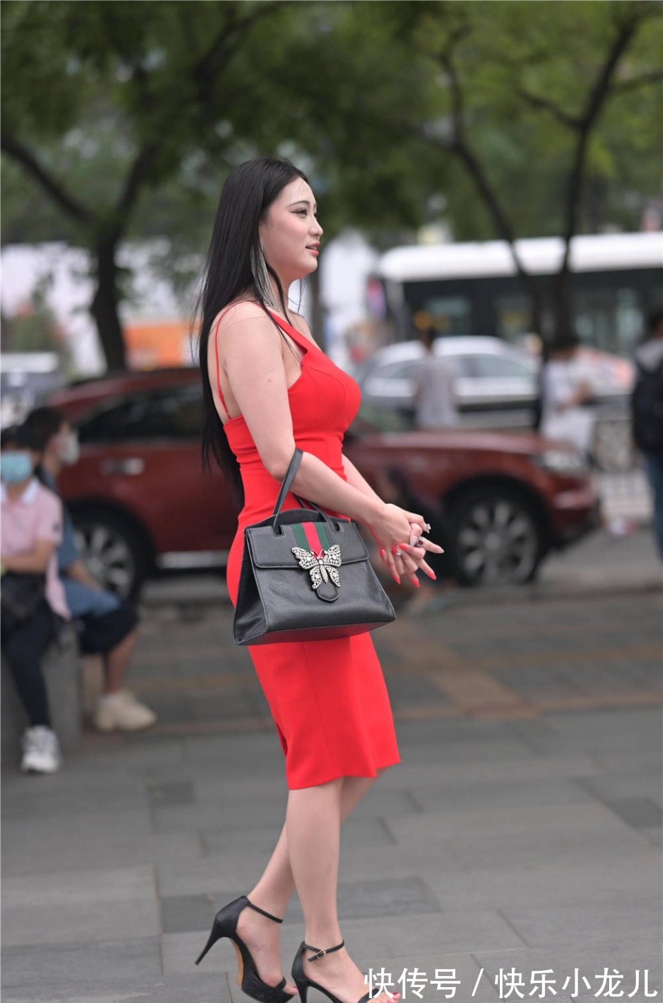 一字带|修身连衣裙衬托玲珑身材，身材丰腴的姑娘，搭配高跟鞋更有气质