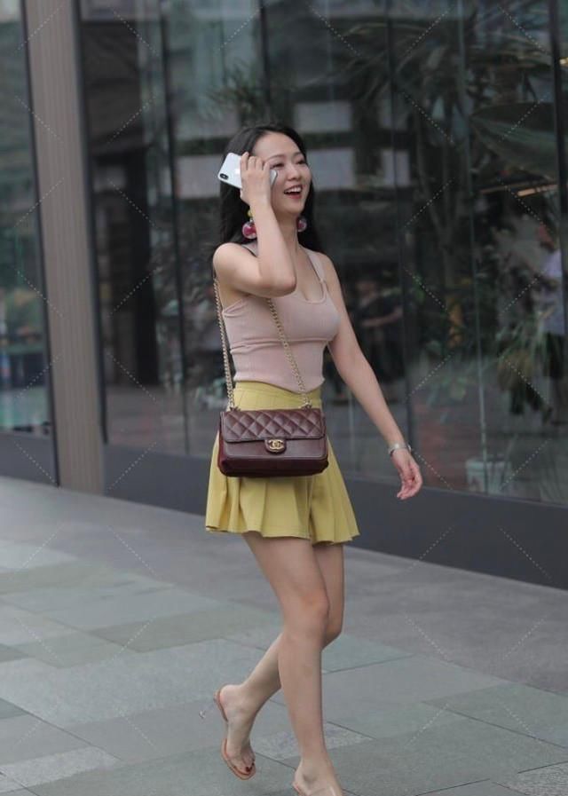 打造|粉色紧身上衣搭配百褶裙活力满满,透明高跟鞋轻松打造少女气质