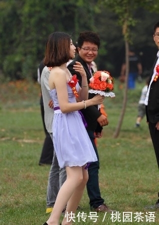 街拍:伴娘们穿上粉色露肩短裙,搭配肉色丝袜高跟鞋,简约又美丽