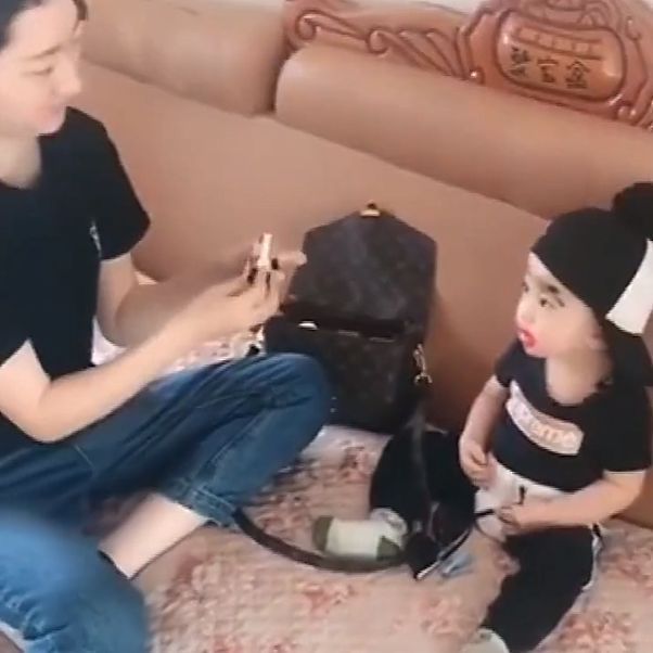 烈焰红唇|姐姐和弟弟相差20岁,相处时的画风是这样的,宝妈:生了个玩具