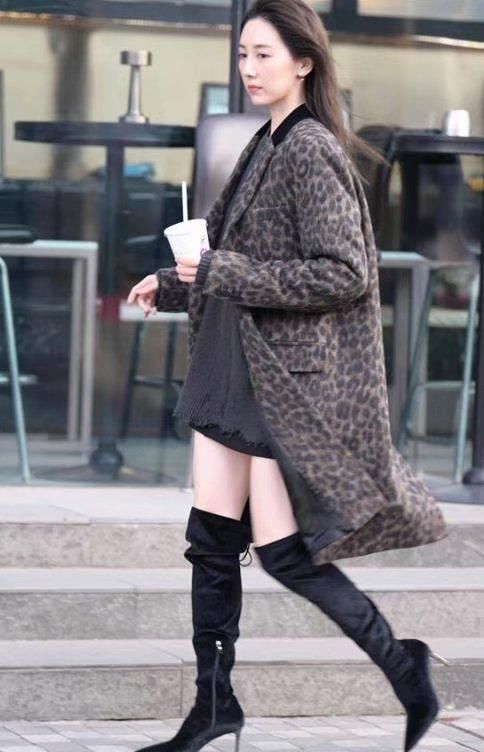 路人街拍：可爱性感的小姐姐，仙女般的气质，靓丽又迷人