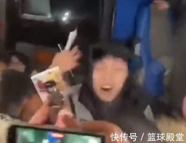 训练课|广东第一堂训练课结束,众球迷堵大巴!小胡挤怕了,周鹏无奈笑笑