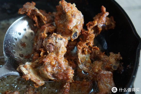 这才是骨头最好吃的做法，比啃鸭脖香百倍，外酥里嫩！停不下来