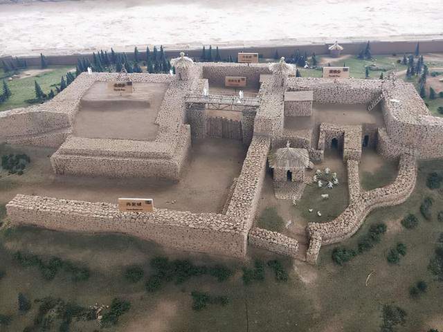 铺路石$石峁遗址的铺路石上出现谜样符号,直到今天,符号意义也没有揭晓