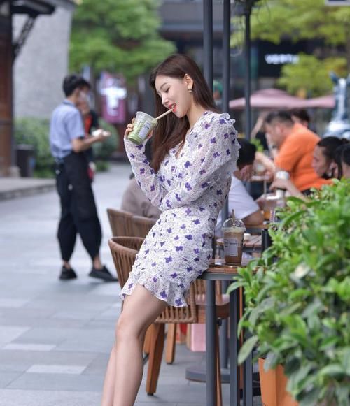 小姐姐穿着一袭花裙子，干净整洁，清新又美丽