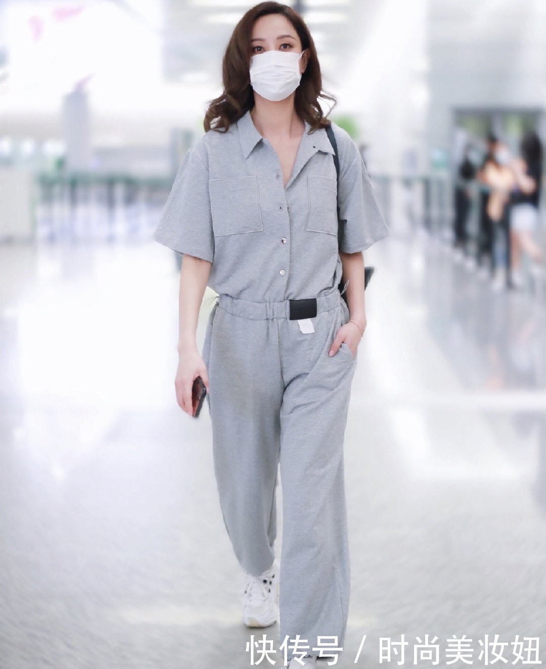 墨镜|马伊琍终于开窍了，穿连体裤配茶色墨镜走机场，洋气了不止一点