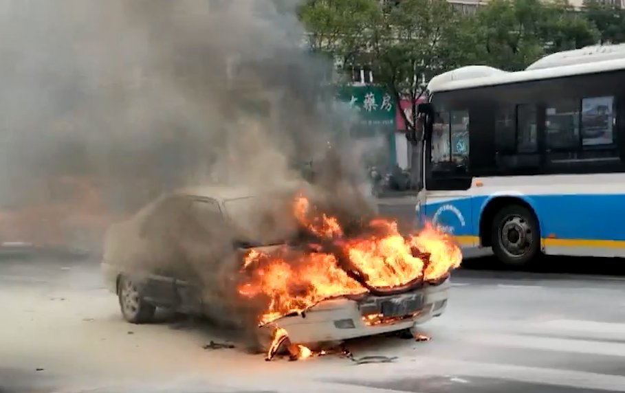 消防员|椒江：轿车行驶途中起火街头群众秒变“消防员”接力救火！