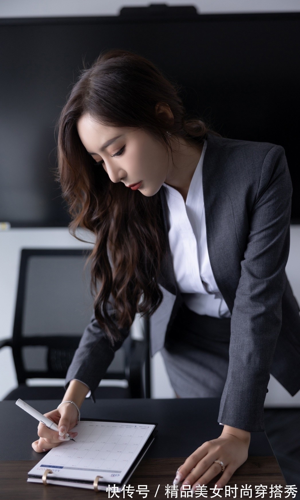 西装套装裙 职场穿搭:西装套装裙既能展现干练的职场气质,又不失女性的优雅