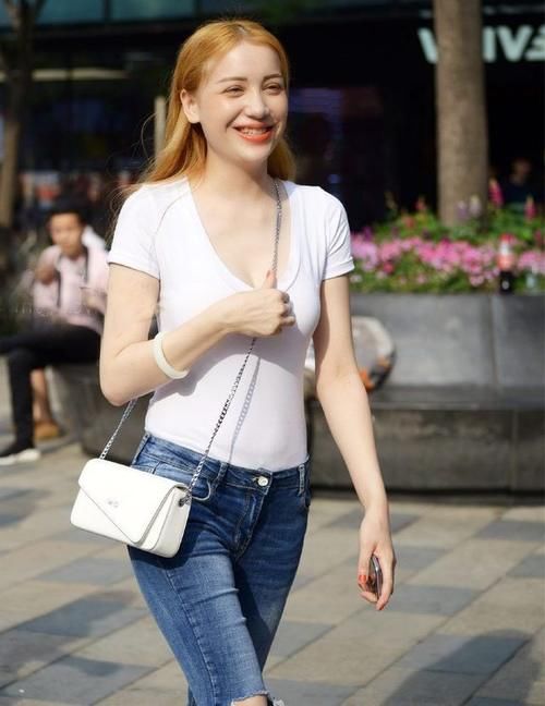 迷人|紧身牛仔裤，它的美让你奋不顾身，性感身材简直太迷人