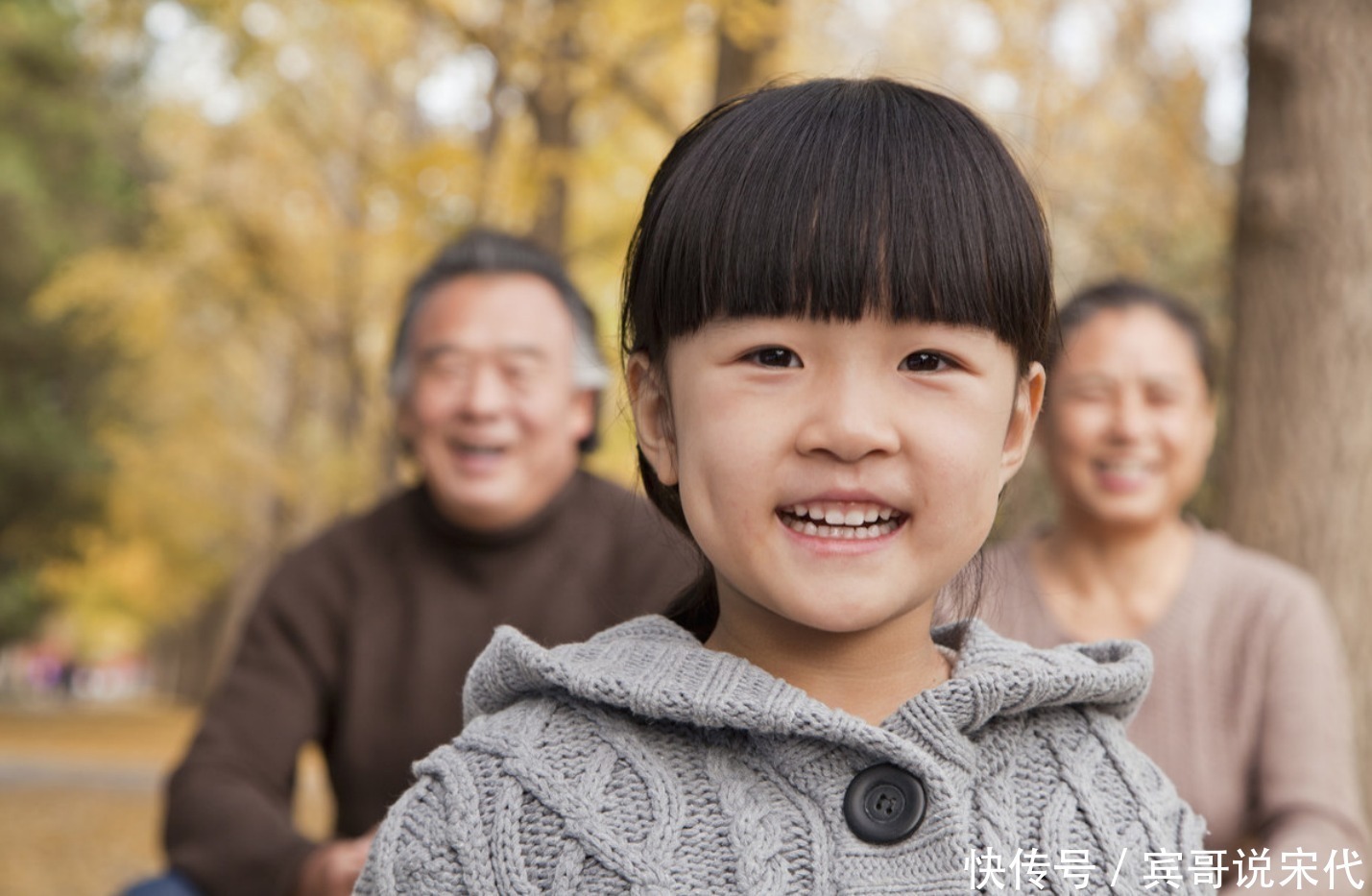 老人|5岁闺女被送到奶奶家，接娃时爸妈哭笑不得，网友：喜庆福娃