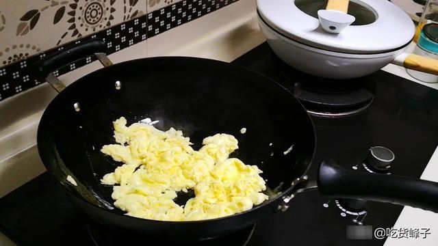 丝瓜炒鸡蛋|炒丝瓜时，最忌直接下锅炒，教你1招，丝瓜翠绿不发黑、还不出水