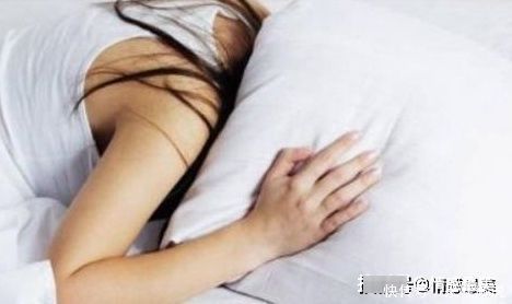 睡姿|怀孕期间,孕妈最好避免2种睡姿,很容易伤到胎宝和自己