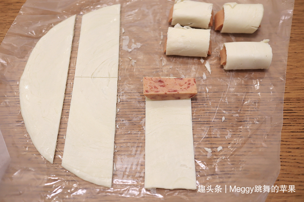 用手抓饼做的午餐肉酥皮卷,8分钟出锅酥嫩嫩,省事又好吃