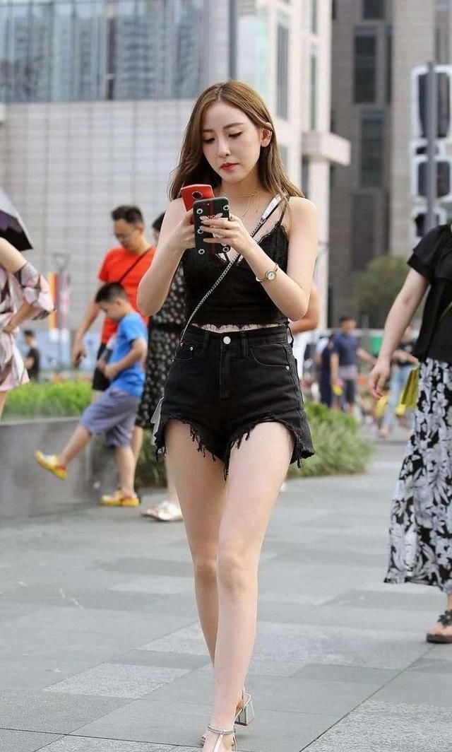 小姐姐|街拍时尚吊带装美女16位靓丽小姐姐笑容甜美身姿高挑太吸引人